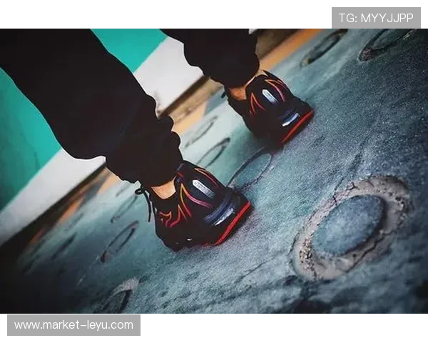 唐佳豪这么爱穿运动鞋，私下难道就是个隐藏潮人？