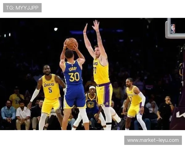 戴维斯内线统治力拉开湖人进攻空间