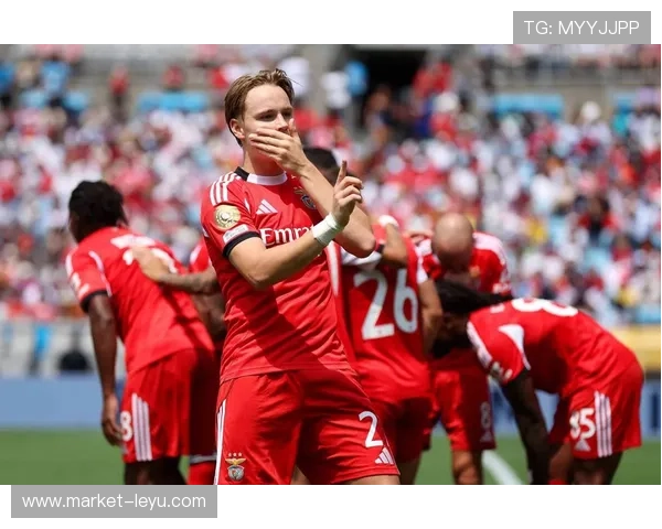 拜仁高层矛盾激化！战术混乱危机浮现，争冠豪门为何陷入“下滑恐慌”？
